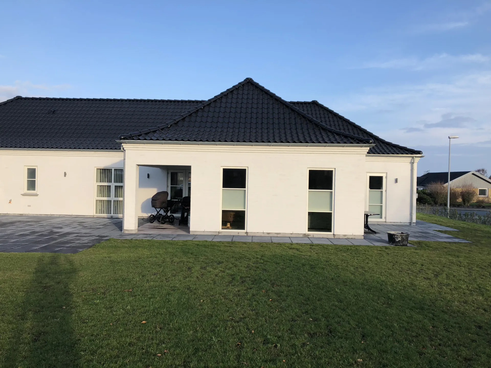 Moderne villa med kinesisk tag, haveside, Sæby — Arkitekttegnestuen Yderskov